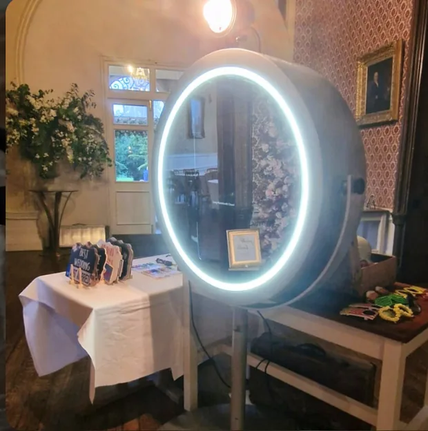Eventimate Beauty Mirror with its illuminated oval frame